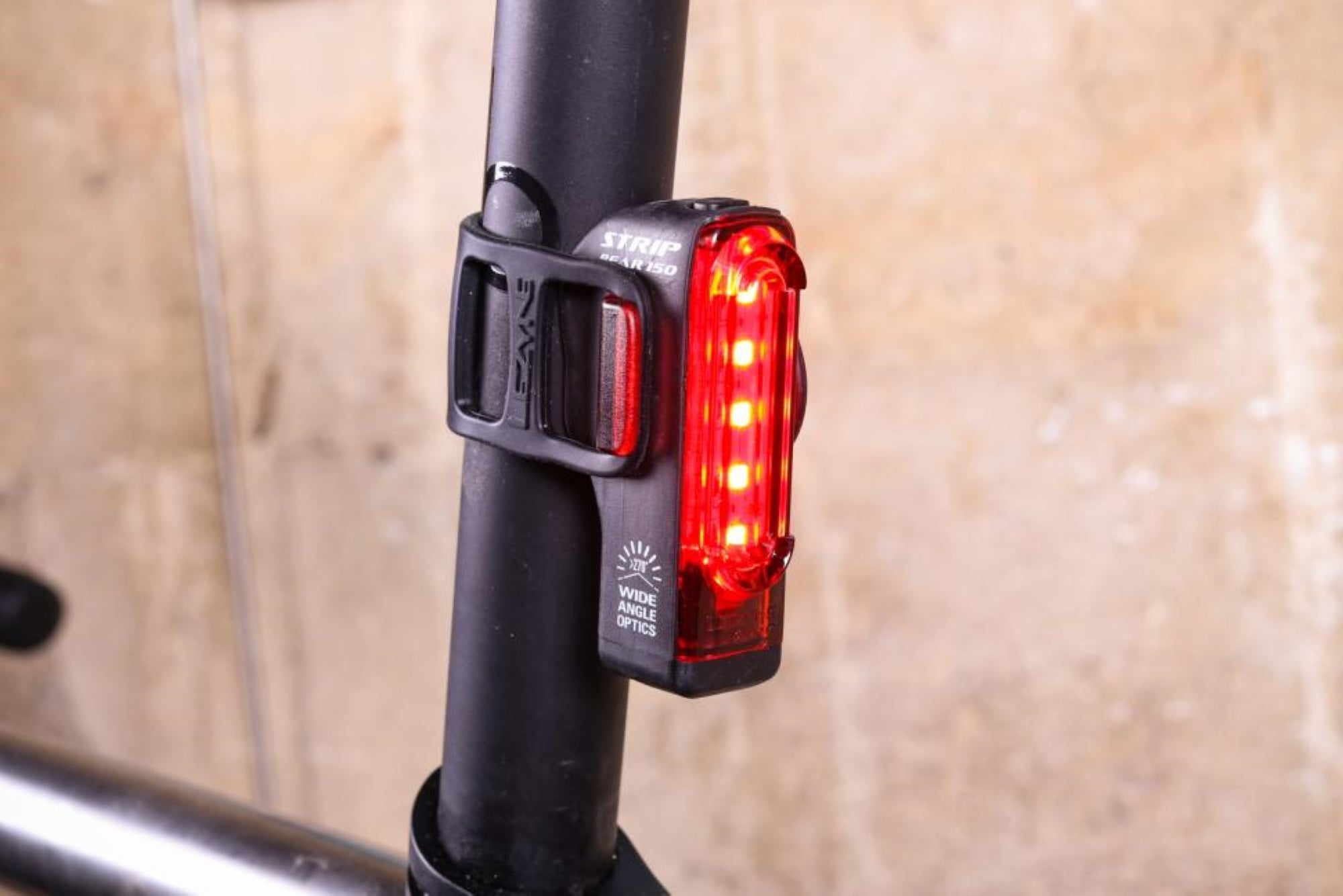 Galinis žibintas STRIP DRIVE REAR 150LM LEZYNE 1-LED-21R-V304