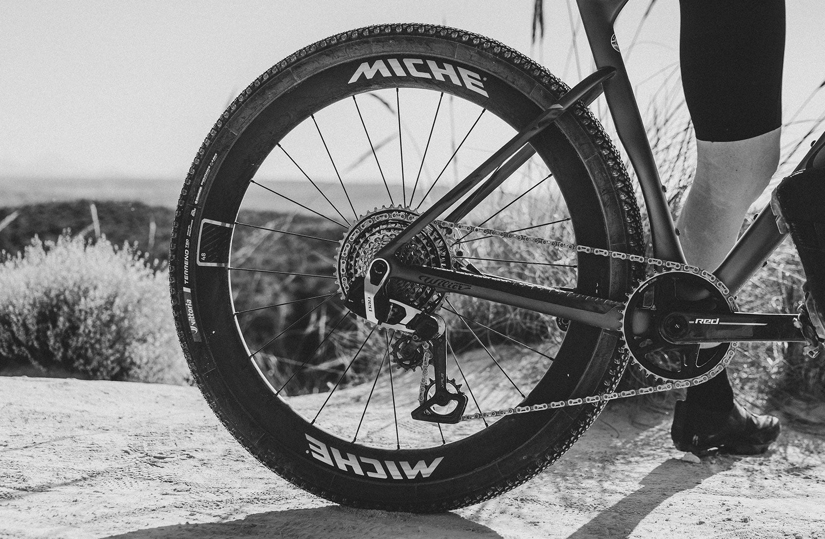 Ratų komplektas MICHE GRAFF AERO 48 – carbon gravel