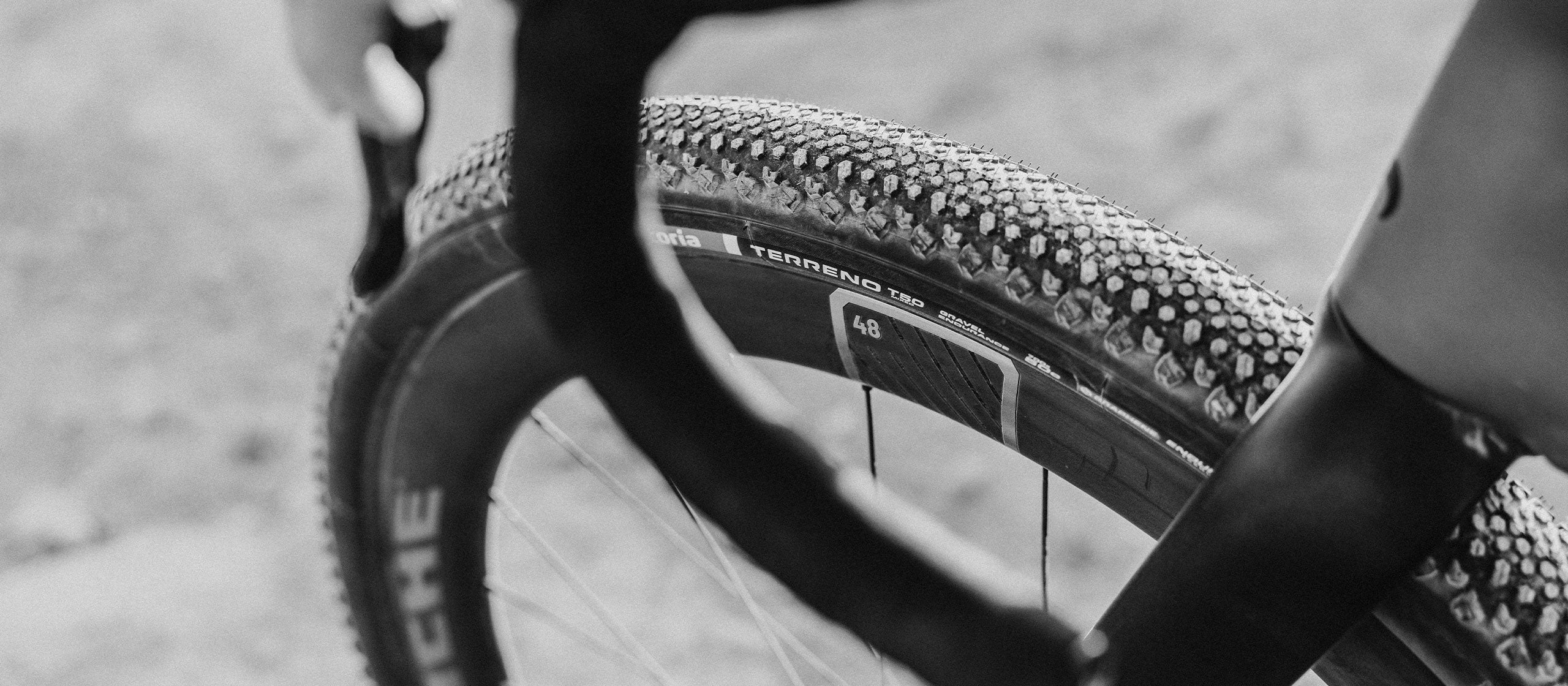 Ratų komplektas MICHE GRAFF AERO 48 – carbon gravel